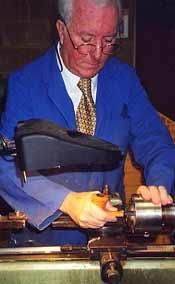 william john ashton taylor creatorul pipelor ashton isi incepe de pipier la 14 ani in 1959 la