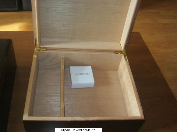 Humidor 40 de bucati nou - Humidor nefolosit,capacitate 40 bucati. Astept - Vanzari pipe si accesorii