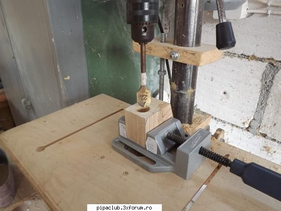 Pipe din cires - Urmeaza gaurirea camerei tutunului cu un burghiu - Pipe manufacturate de noi