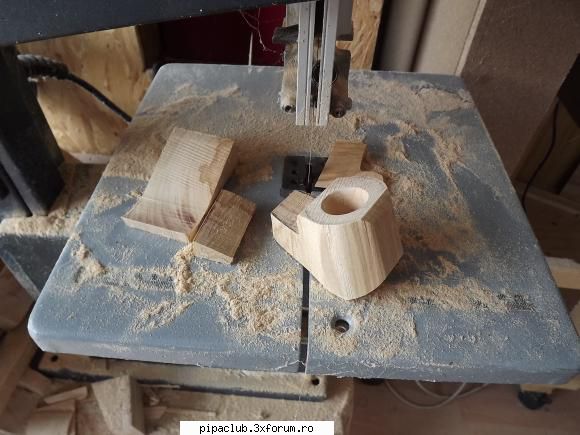 Pipe din cires - A urmat apoi decuparea la banzic si aducerea la o - Pipe manufacturate de noi