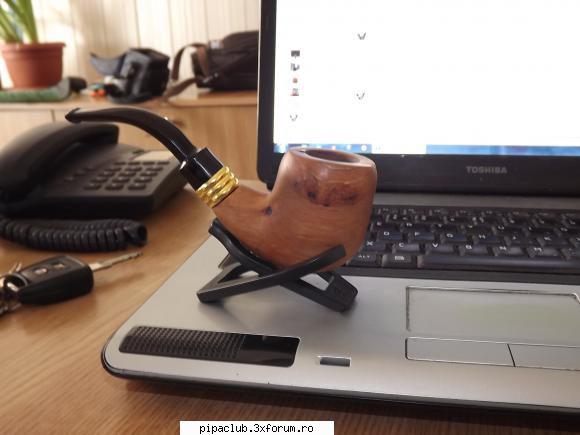 aseara am mai mesterit inca o pipa din lemn de paducel. pacat ca nu era uscat suficient si a aparut